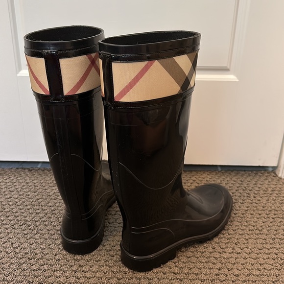 BURBERRY
House Check Pattern Rubber Rain Boots - Picture 5 of 7
